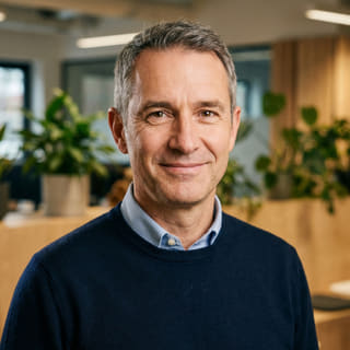 James Mitchell, identifié en tant que Chief Executive Officer chez Faucon Rentivoire, photo de profil